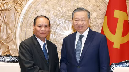 Vietnam gives highest priority to developing relations with Laos: Top leader