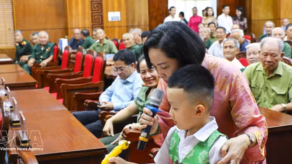 NA Vice Chairwoman presents gifts to Dien Bien policy beneficiary families