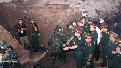 Senior military officer inspects martyrs' remains search at Le Thị Rieng Park