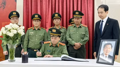Deputy Minister Dang Hong Duc pays respects to late Chinese Premier Zhu Rongji
