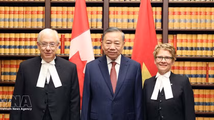 Top leader meets with Speakers of Canada's Senate and House of Commons