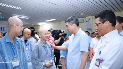 PM visits, presents gifts to child patients at Vietnam National Cancer Hospital