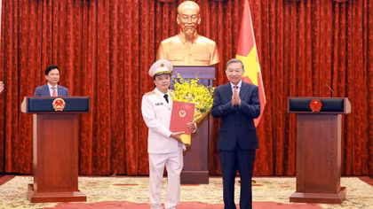 Deputy Minister of Public Security Dang Hong Duc promoted to Senior Lieutenant General