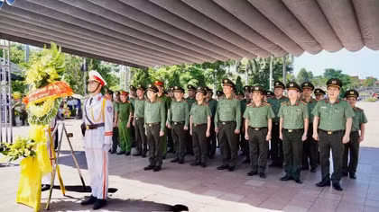Deputy Minister Le Quoc Hung offers incense to fallen heroes