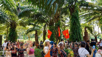 International friends impressed by Vietnamese culture