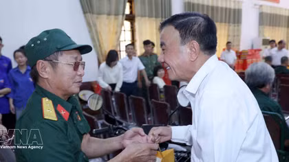 Senior Party official visits, presents gifts to wounded, sick veteran soldiers in Nghe An