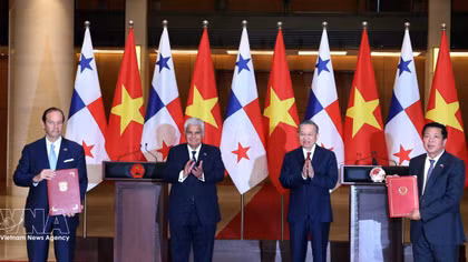 Vietnam, Panama exchange cooperation documents witnessed by top leaders