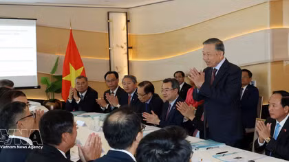 Top leader receives Vietnamese technology experts in France