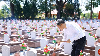 PM pays tribute to fallen soldiers at historic sites in Quang Tri