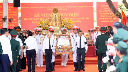Vietnamese leaders and residents pay tribute to fallen soldiers in HCM City