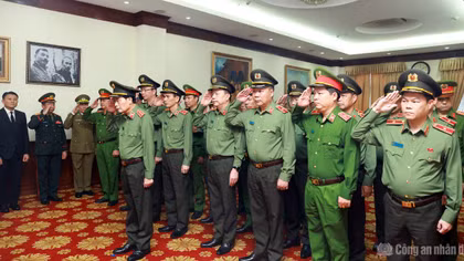 Ministry of Public Security Pays Tribute to Lao National Assembly Chairman