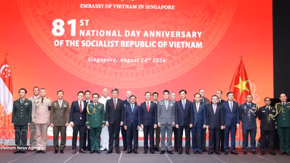 Vietnam expects closer cooperation with Singapore for peace, development: leader