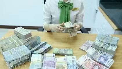 Reference exchange rate falls slightly at week's beginning