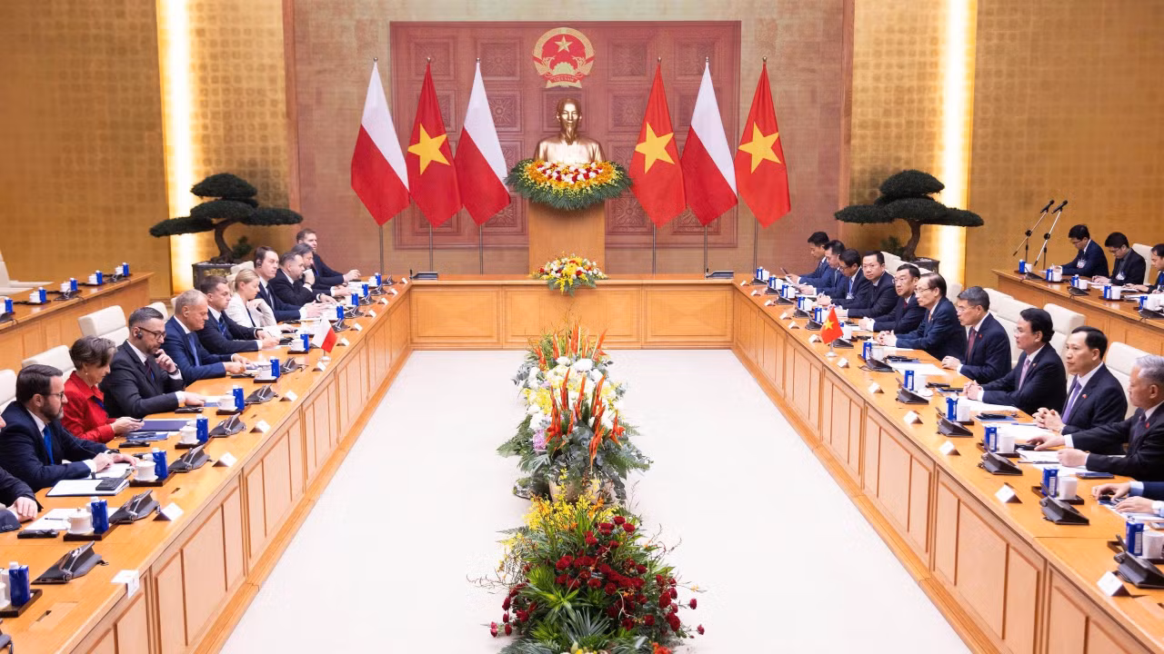 Prime Minister Le Minh Hung holds talks with Polish Prime Minister Donald Tusk