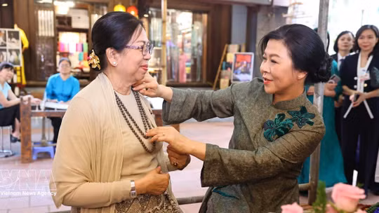 First ladies of Vietnam, Myanmar visit Van Phuc silk village