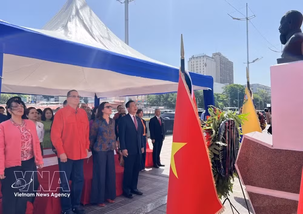 Delegates join a wreath-laying ceremony held on May 15 (local time) at the Ho Chi Minh Monument in Caracas. Photo: VNA
