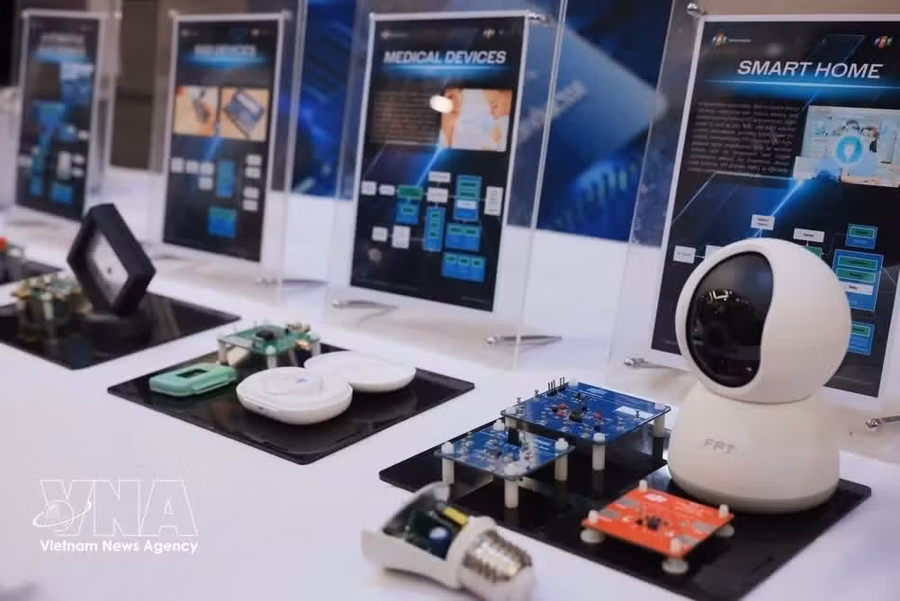 Smart products, chips and semiconductor materials on display on the sidelines of the launch ceremony of the Vietnam National Multi-Project Wafer Coordination Centre (VNMPW/CC) on June 26. (Photo: VNA)