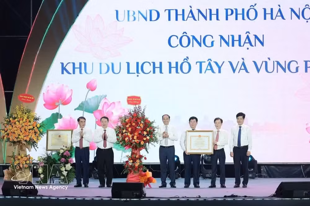Deputy Minister of Culture, Sports and Tourism Nguyen Huy Dung presents the Decision recognising "West Lake and surrounding areas as a tourist area," contributing to creating a highlight in the development of the capital city (Photo: VNA)