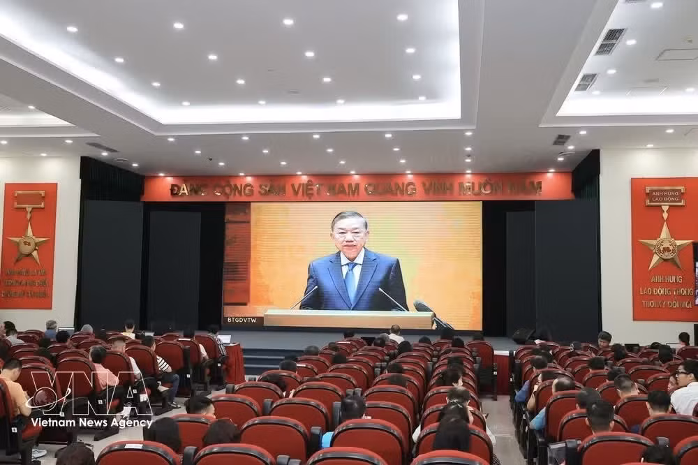 Members of the Party Organisation of the Vietnam News Agency attend the hybrid conference via the teleconferencing system. (Photo: VNA)