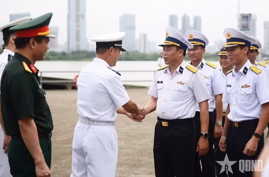 The Vietnamese delegation, led by Colonel Do Minh, Deputy Commander of Naval Region 4, is welcomed by Colonel Zhang Peiyu, Deputy Chief of Staff of the Guangzhou Naval Base of the PLAN. (Photo: qdnd.vn)