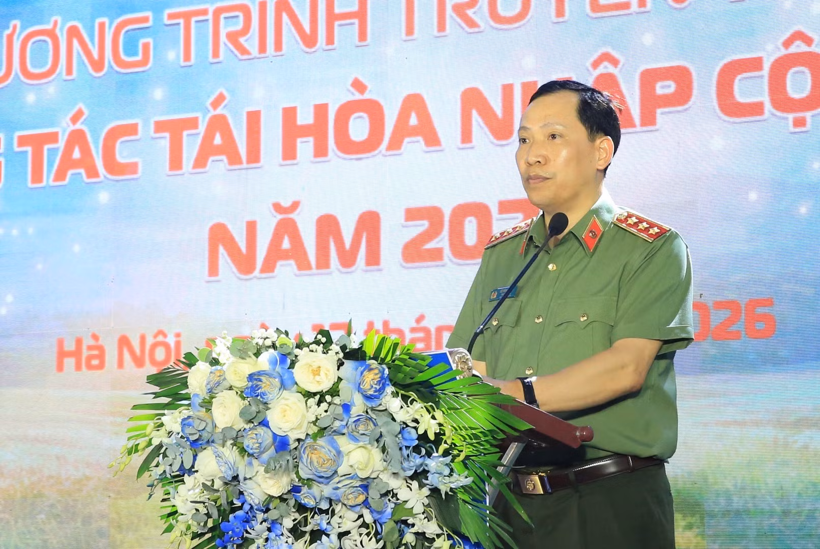 Deputy Minister Le Van Tuyen speaks at the program.