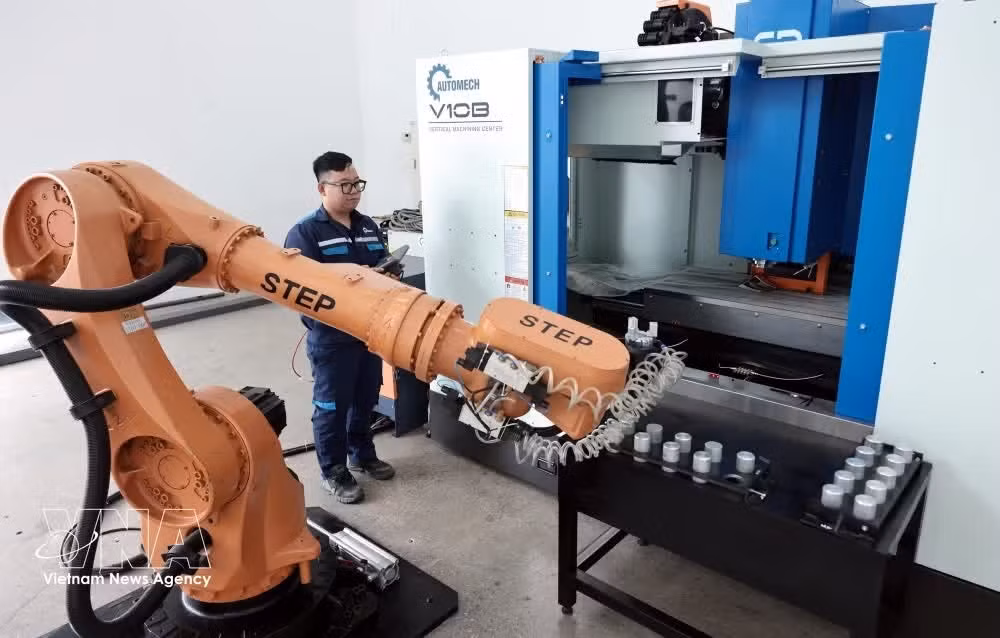 A robotic system for the mechanical engineering and manufacturing industry developed by Automech Mechanical Equipment and Solutions JSC. (Photo: VNA)