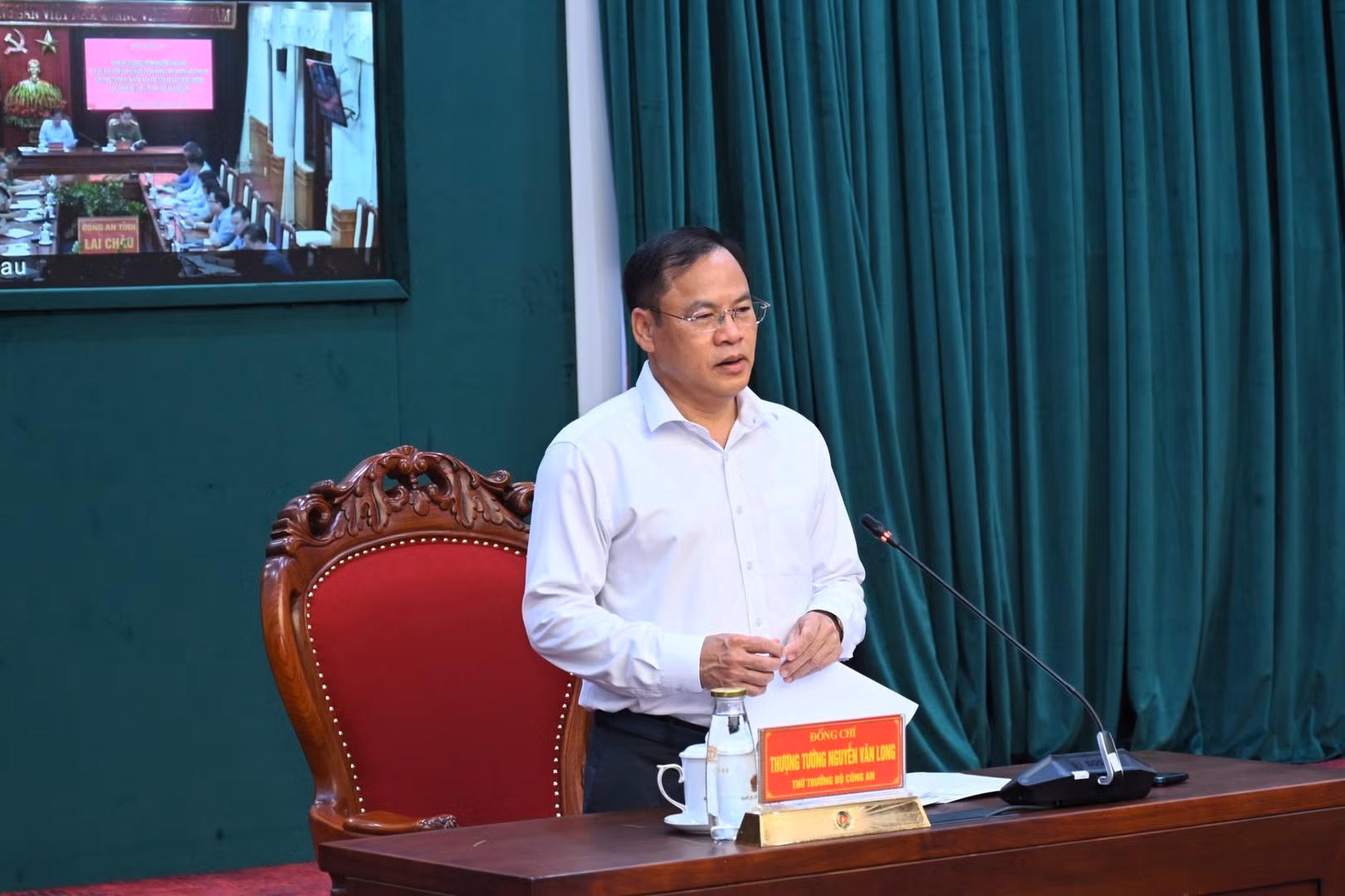 Deputy Minister Nguyen Van Long concludes the meeting.