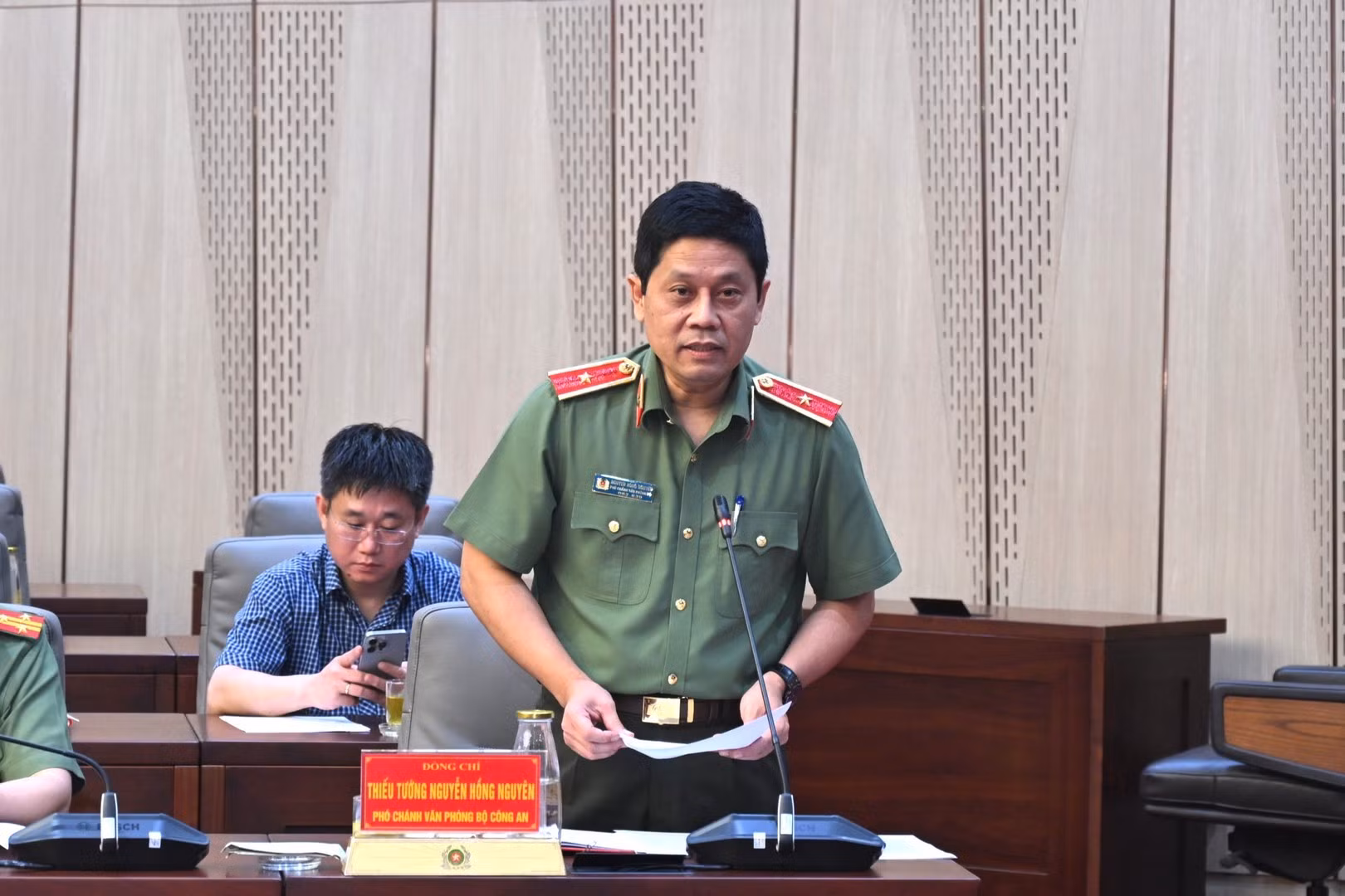 Major General Nguyen Hong Nguyen deliver reports at the meeting.