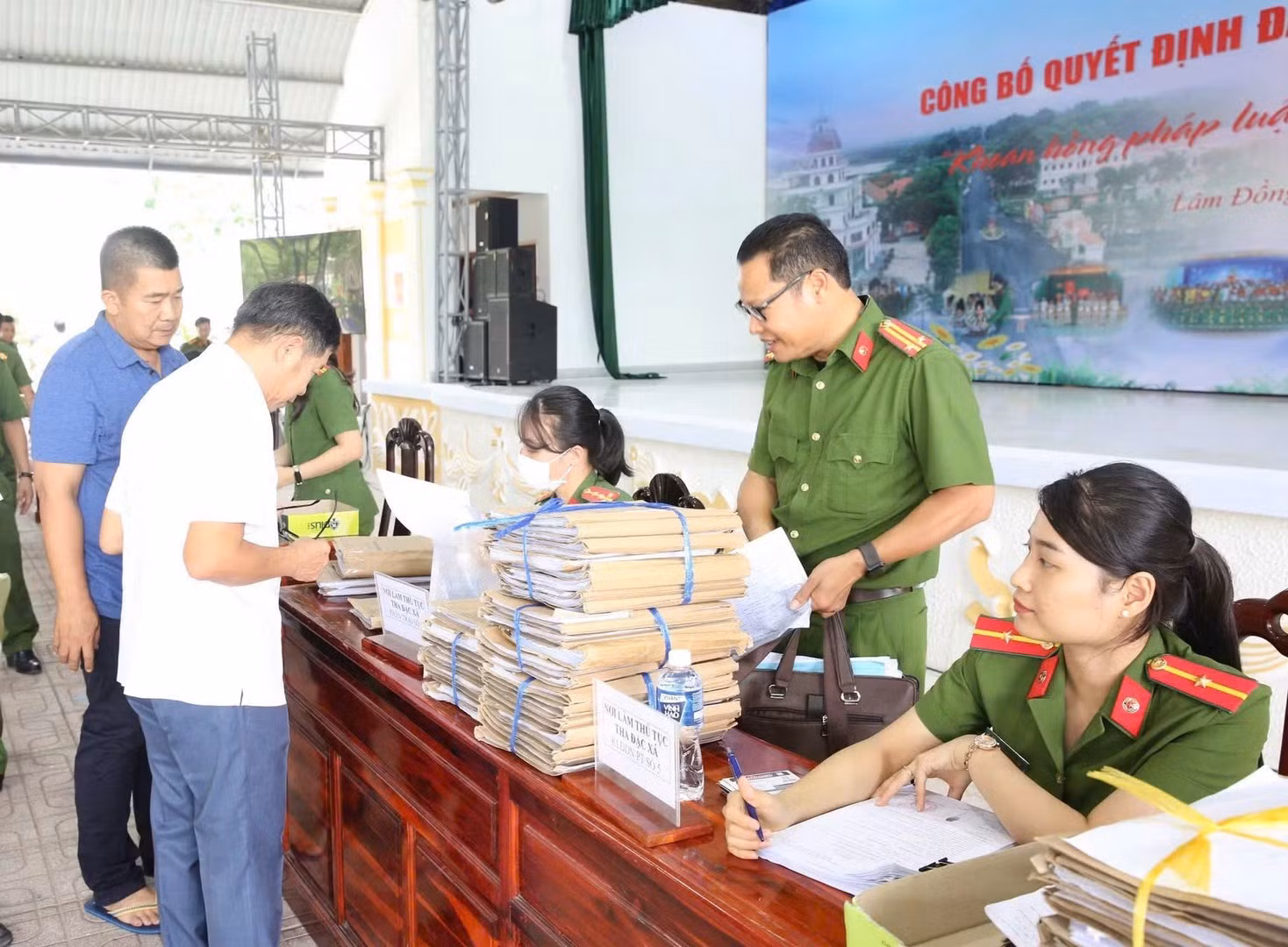 Police officers grant amnesty certificates to eligible inmates.