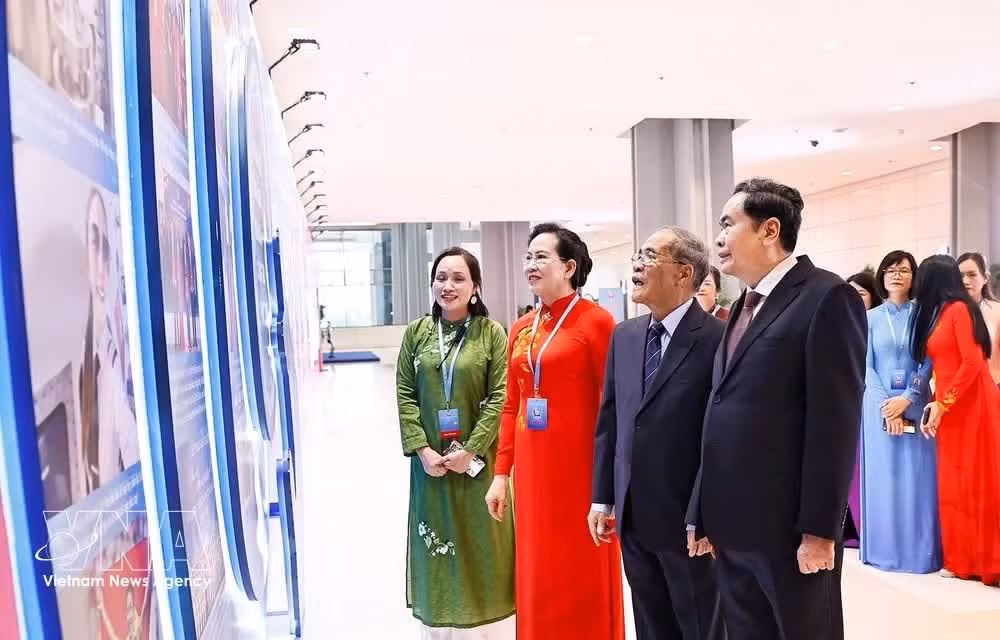 NA Chairman Tran Thanh Man and delegates visit an exhibition held on the sidelines of the 14th National Congress of the Vietnam Women's Union on June 18. (Photo: VNA)