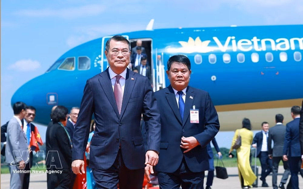 Prime Minister Le Minh Hung arrives in Vientiane on October 8, beginning his official visit to Laos. (Photo: VNA)