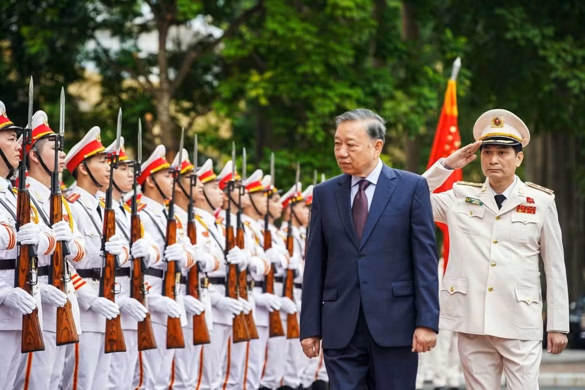 Party General Secretary and State President To Lam reviews the guard of honour of the People's Public Security force in Hanoi on June 22. (Photo: cand.vn)