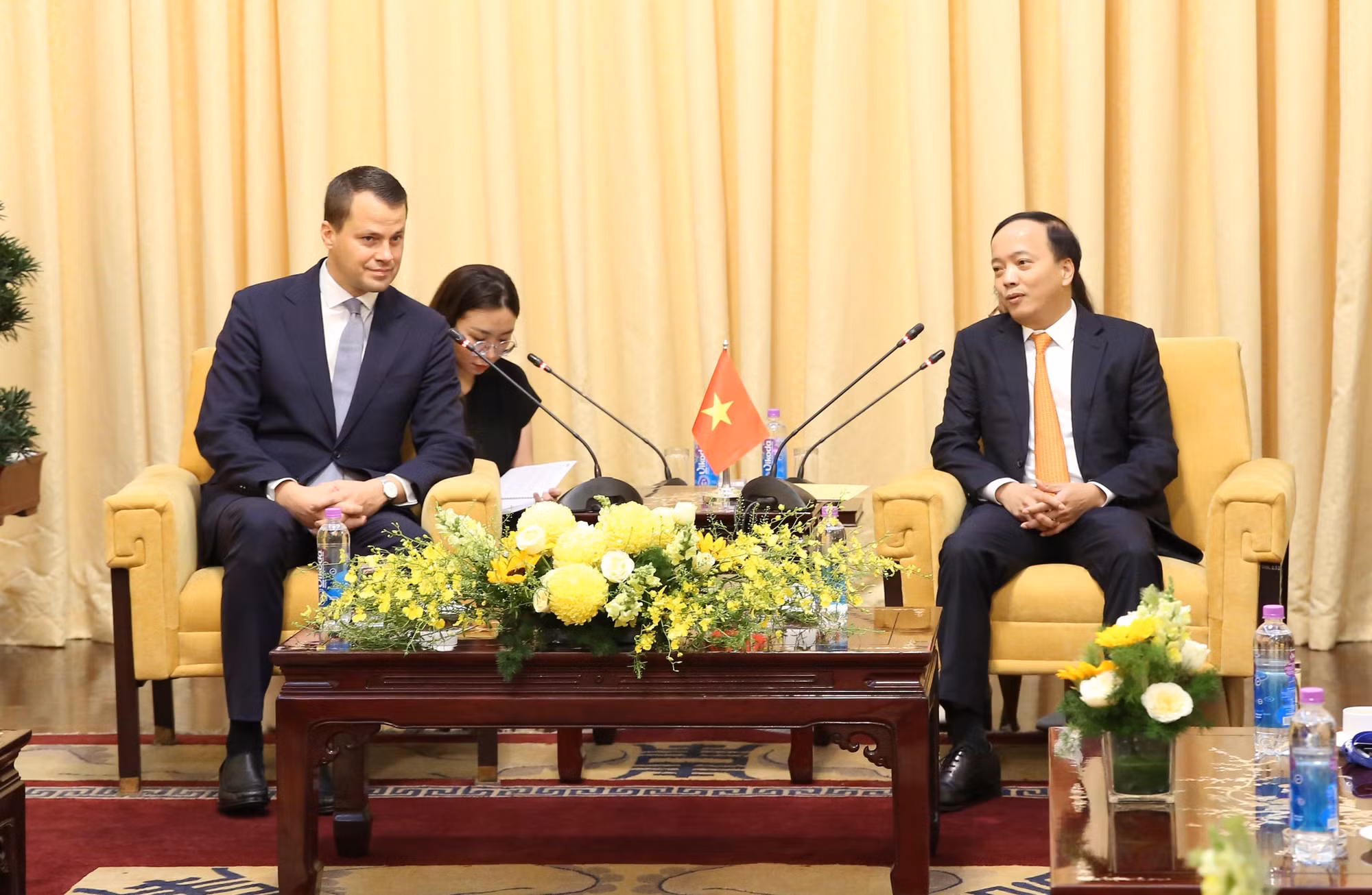 Deputy Minister Dang Hong Duc and Stephan Mergenthaler exchange views on various issues of mutual interest.