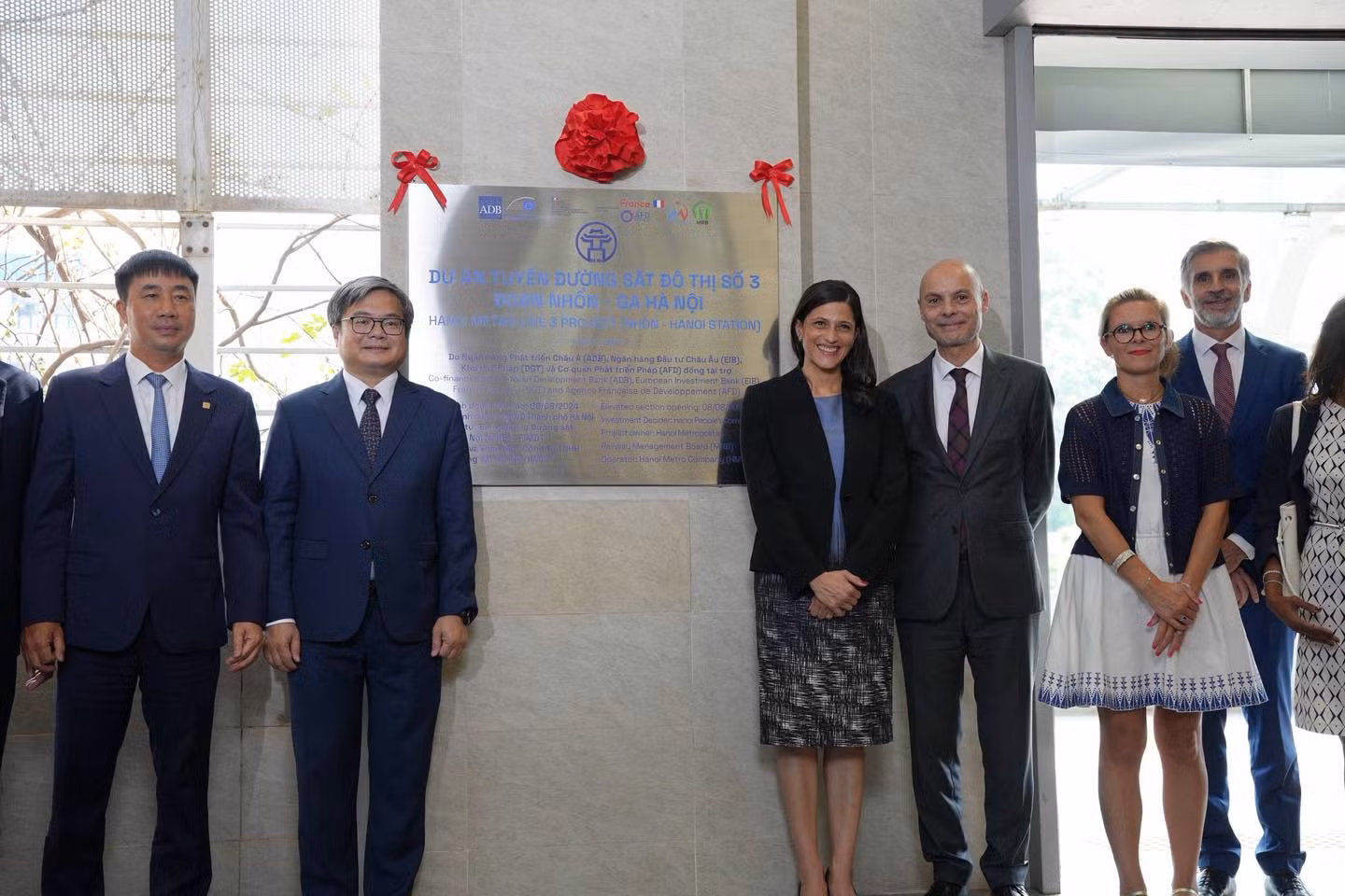 Minister Éléonore Caroit and Vice Chairman of the Ha Noi People's Committee Truong Viet Dung at the inauguration ceremony marking the completion of a commemorative plaque for Metro Line 3. Photo: French Embassy in Viet Nam.