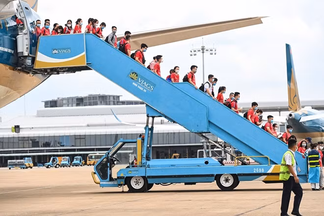At 11am, a group of 350 lecturers and students from the Hanoi Medical University arrive at Tan Son Nhat International Airport in Ho Chi Minh City.