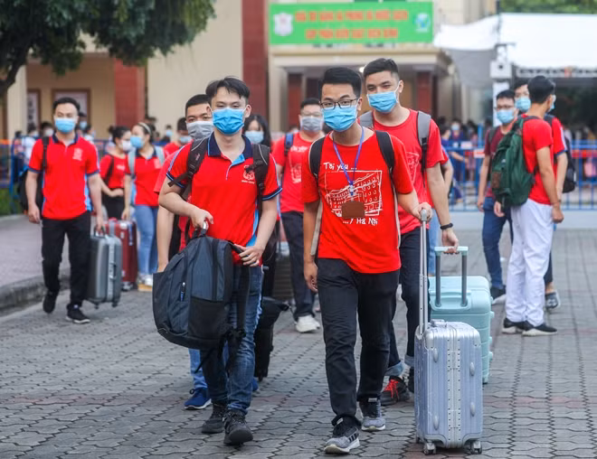Volunteers from Hanoi Medical University are ready to join hands with medical workers in COVID-19 prevention and control activities.