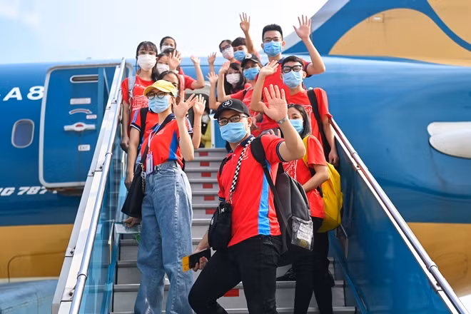 In response to the Ministry of Health’s call for assistance for Binh Duong province to fight COVID-19, 350 students and lecturers from the Hanoi Medical University volunteered to help the locality.