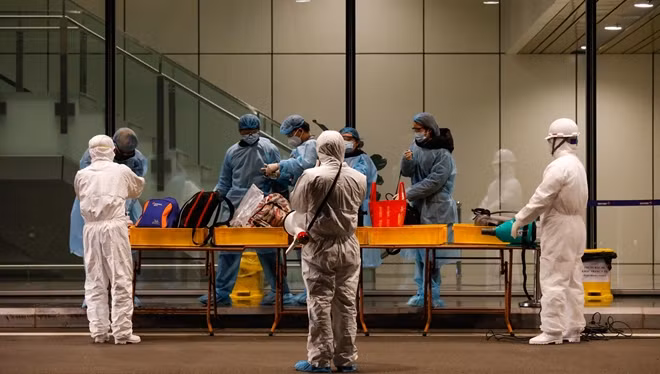 The flight of 30 Vietnamese returning from Wuhan: in pictures ảnh 19