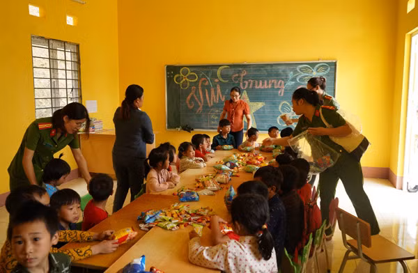 The charitable mission organizing Mid-autumn festival for pupils of Coc Dien school branch. The charitable mission organizing Mid-autumn festival for pupils of Coc Dien school branch.