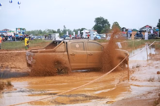 The event attracts a total of 80 teams with 160 drivers, competing in four categories of pick-up trucks, SUVs, advanced and open.