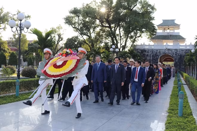 At the cemetery, the delegation offered flowers and incense in tribute to the heroic martyrs, who had bravely fought and sacrificed their lives for the cause of national liberation.