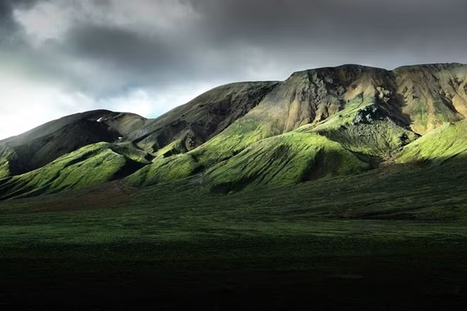 'Sunlight painting the mountains' by @santicozar of the UK