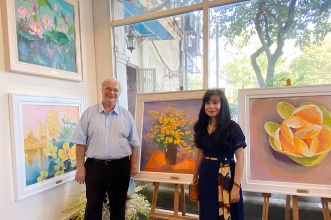 At the exhibition, Hanoians and visitors can enjoy the ASEAN national flower paintings made by Vietnamese artists (Nguyen Thi Bich Hong, Dao Thi Lien Huong, Bui Minh Hoa, Nguyen Tuan Anh and Le Vinh), featuring the national flowers of all ASEAN member states.