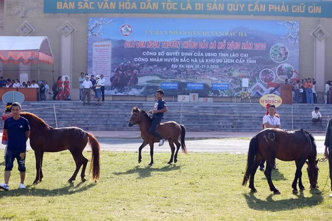 After many years of falling into oblivion, the traditional horse racing festival was officially restored in 2007.