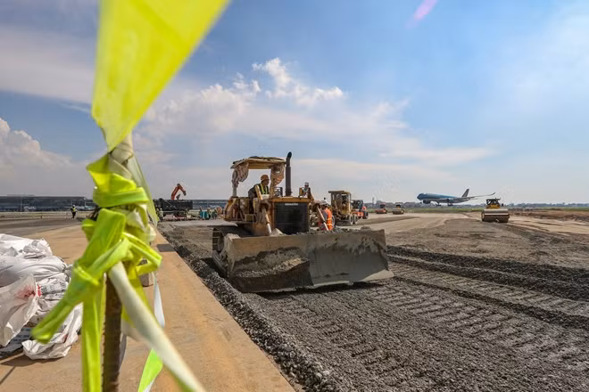 The transport ministry said that starting work on the two projects in early July is essential since the flight frequency at the two airports is low as there are almost no international flights due to COVID-19. When the pandemic is over, the demand for international travels will surge, making the closure of the runways more difficult.