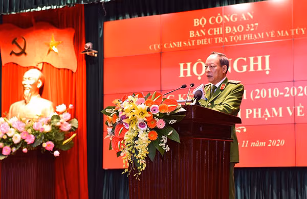 Senior Lieutenant General Le Quy Vuong speaking at the meeting. Senior Lieutenant General Le Quy Vuong speaking at the meeting.