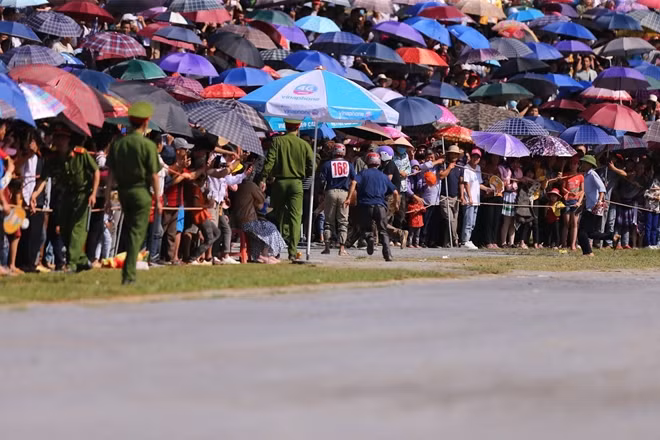 The race of the so-called 'bare-footed knights' and transport horses attract many spectators, including foreigners.
