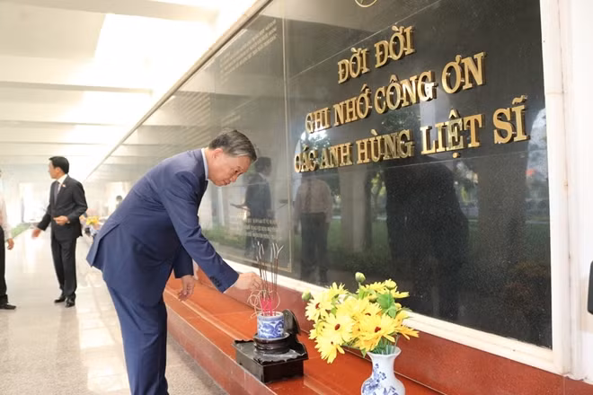 As reported, the martyrs' graves here are mostly unknown. Today, A1 National Martyrs' Cemetery is a witness of history, reminding the next generations to always follow the examples, remember the merits of martyrs, indomitable revolutionary traditions.
