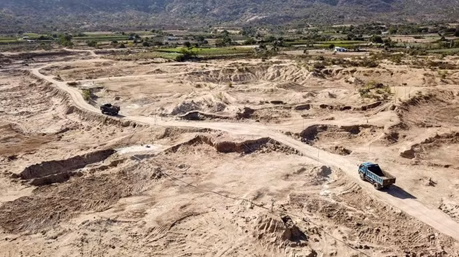 Local residents lacked water for daily use, leading to authorities implementing various solutions to support them. A project on dredging Ong Kinh lake in Ninh Hai district is implemented, expected to contribute to combating droughts. Photo: VNA.