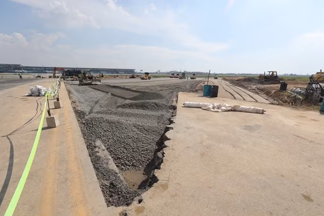 To Tu Ha, deputy director of Noi Bai airport, said the flight frequency would drop as planes will take off and land on the same runway during the upgrade. Many flights scheduled for peak hours would be shifted to less busy hours, with the total number of daily flights at the Hanoi-based airport remaining unchanged.